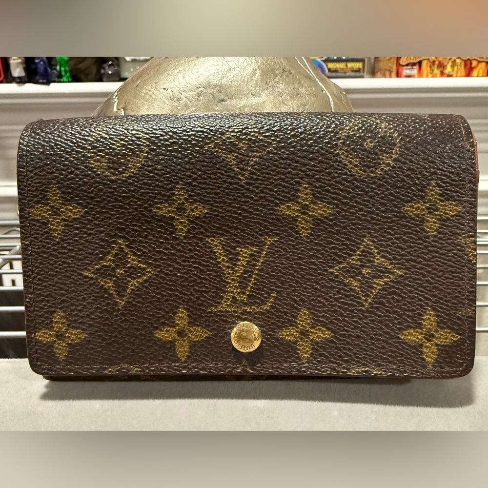 LOUIS VUITTON Monogram Porte Monnaie Billets Tresor Wallet Authentic Good